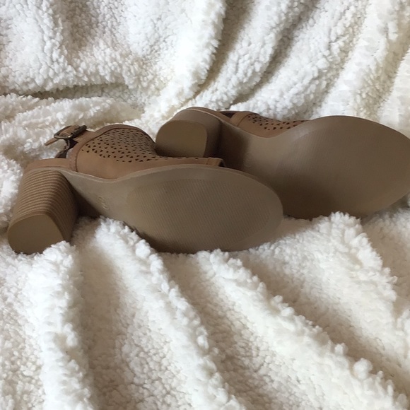 Women’s sandals. Size 7.5 NWOT - Picture 2 of 4